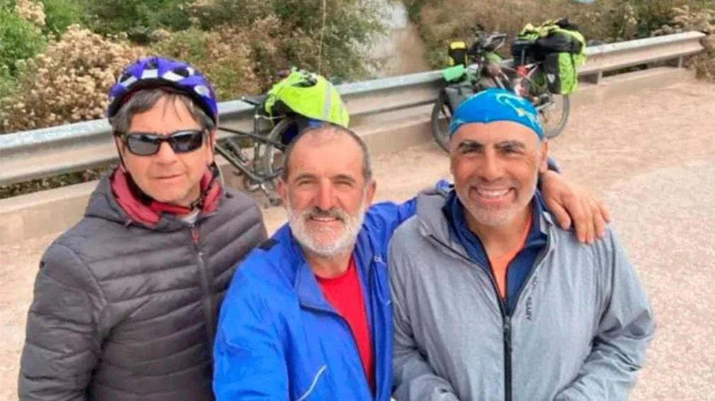 Tres ciclistas de Tierra del Fuego recorren el país