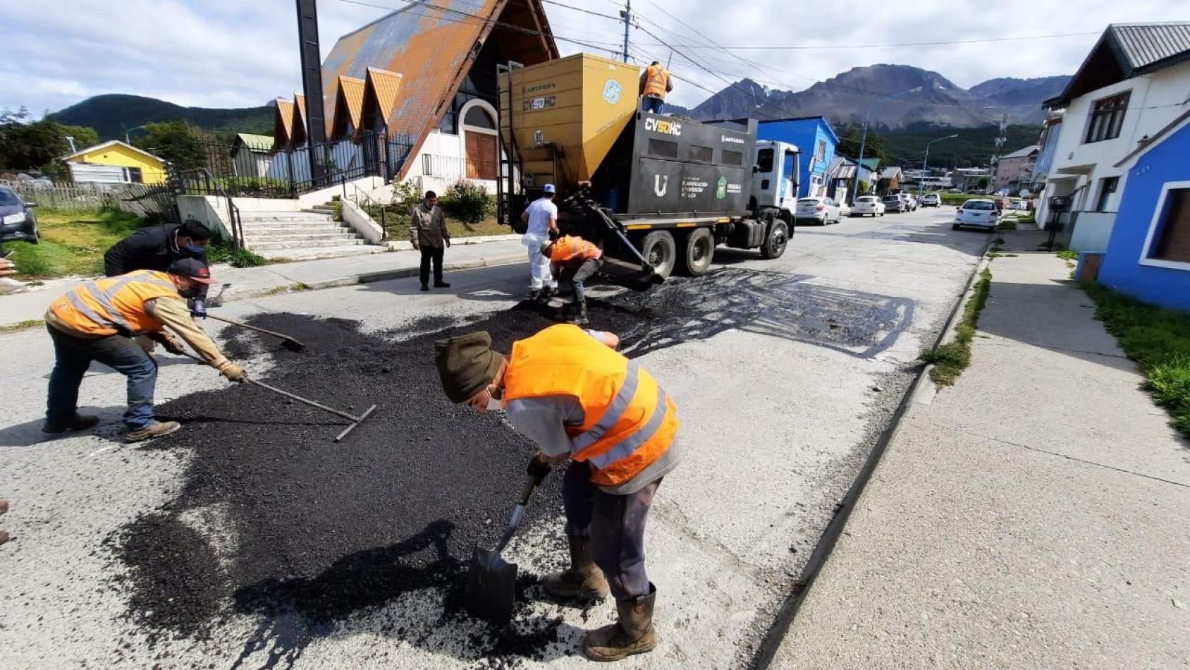Cuadrillas de la Municipalidad realizan trabajos de bacheo en distintos ...