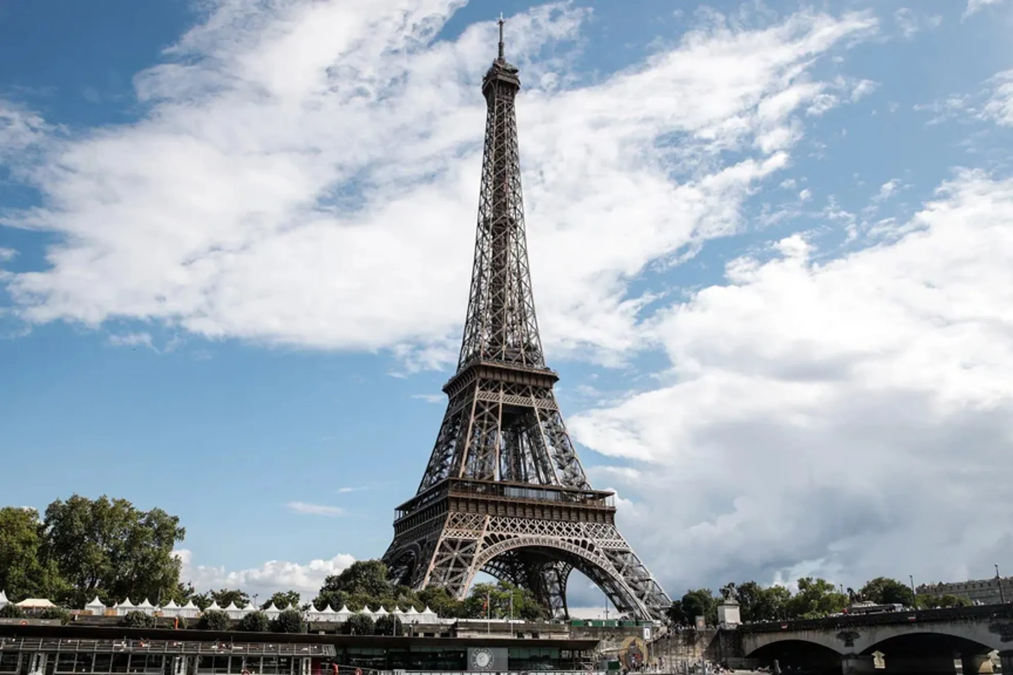 Evacuaron la Torre Eiffel por una amenaza de bomba