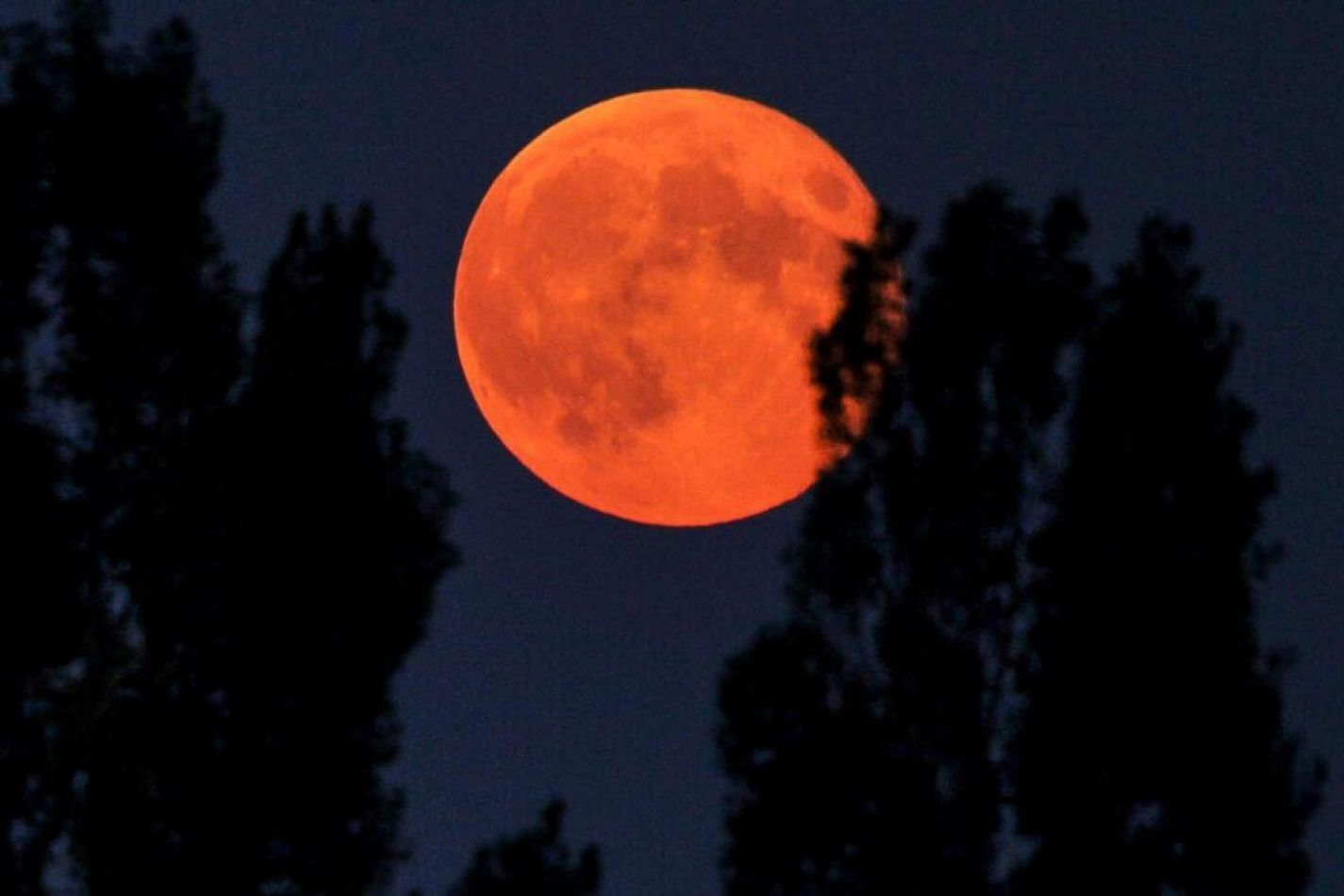Сегодня затмение луны есть. Лунное затмение 26 мая 2021. Лунное затмение красная Луна. Полное лунное затмение Кровавая Луна. Кровавая Луна затмение.