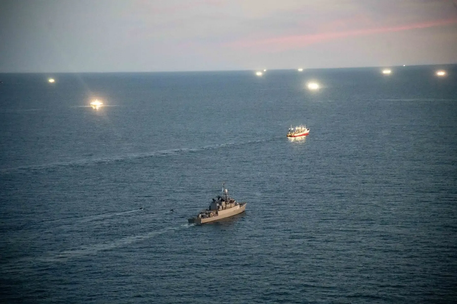 El lado oscuro de la Pesca: Cómo opera la flota China frente a América del Sur (A. Kenny y D. Molina Carranza)