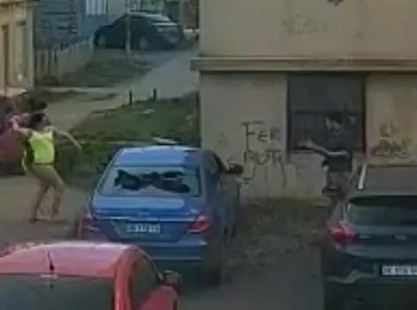 Mujer Policia Rompiendo Auto