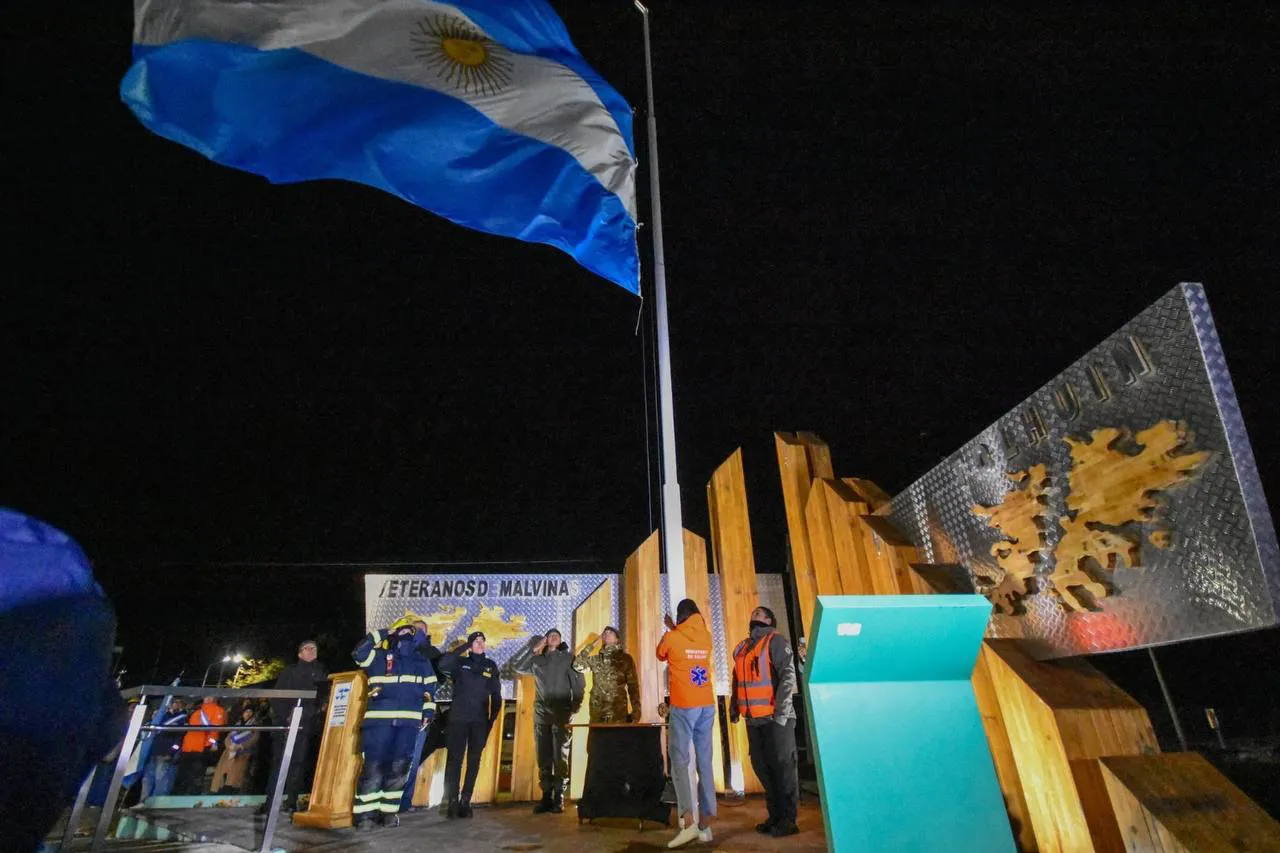 Tolhuin envió bandera de argentina en Misiones 