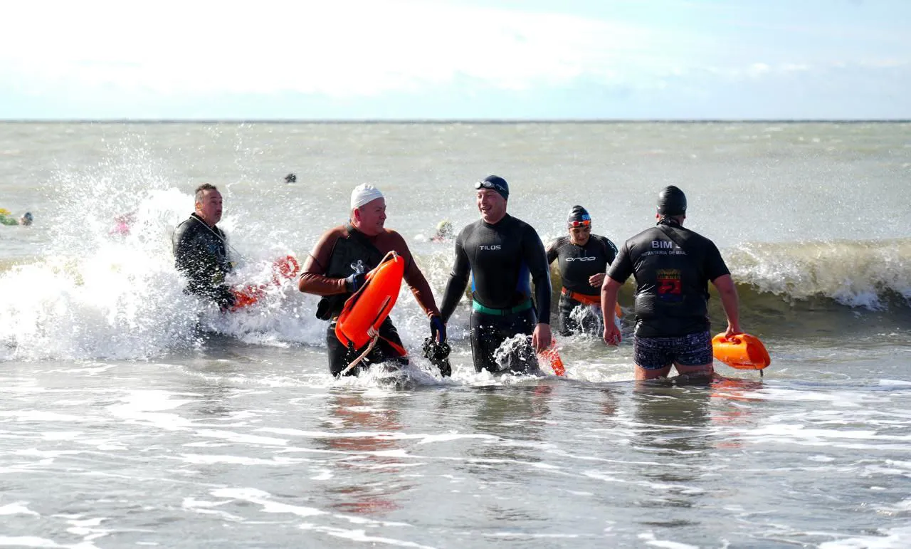 Prueba acuática nadadores aguas fría 