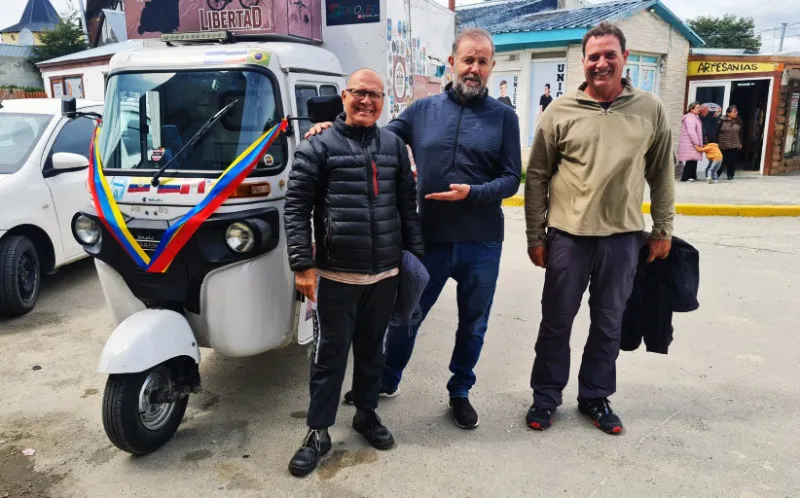 llega-a-ushuaia-un-colombiano-en-un-motocarro_LLMG