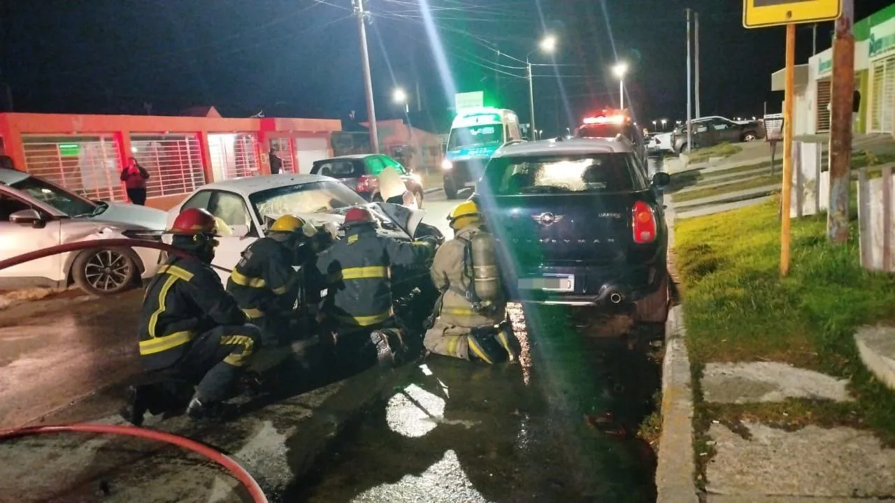 Choque barrio Mutual, auto incendiado- RG