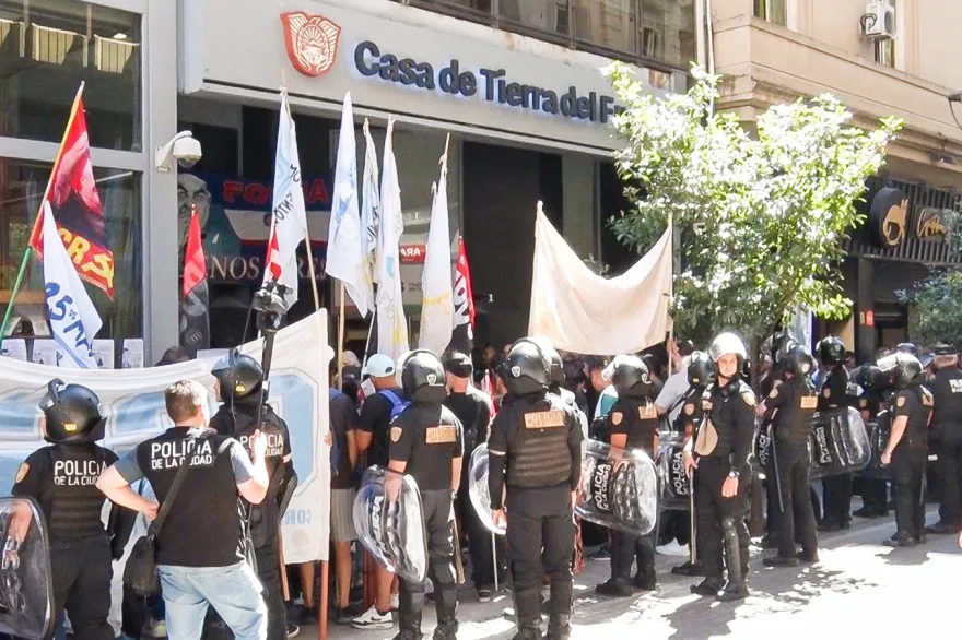 Protesta Casa de TDF por la intervención al Puerto 