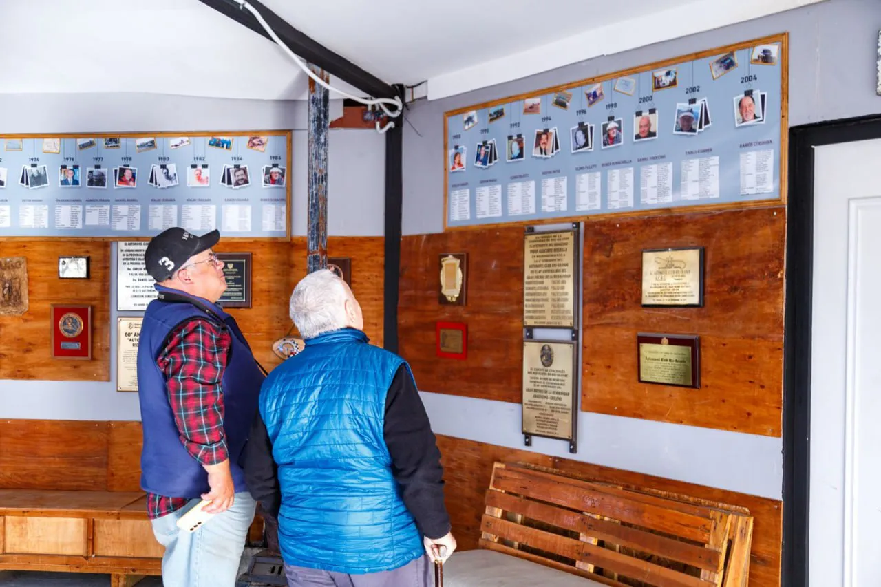 sala de exposiciones automóvil club 