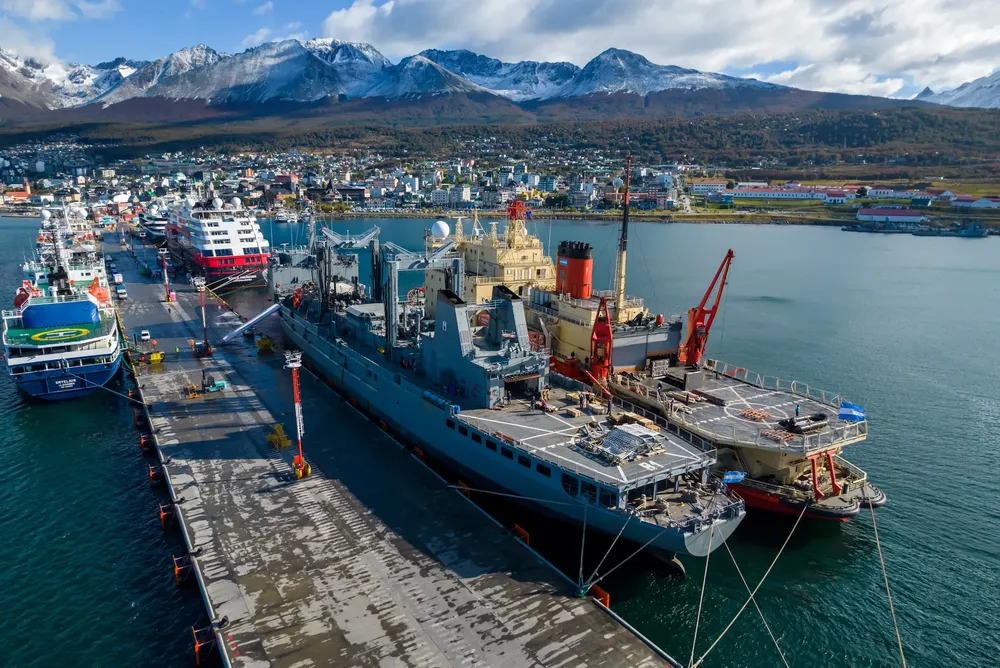 buque ARA “Patagonia” y rompehielos ARA “Almirante Irízar”