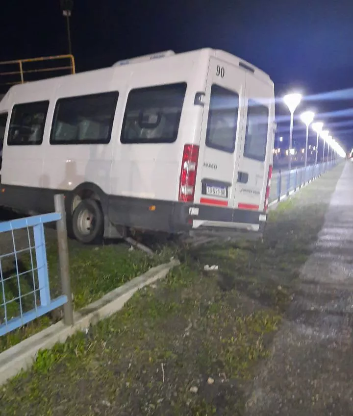 Camioneta chocó contra cerco del cono de sombras