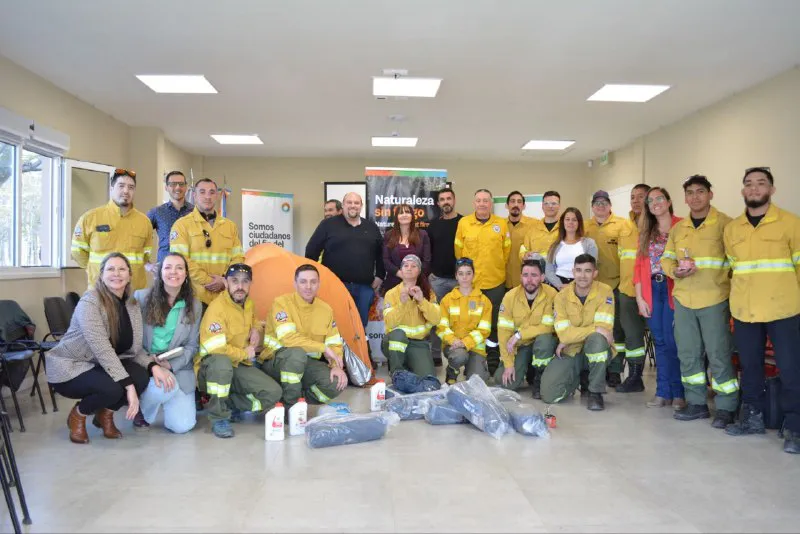 Entrega de herramientas al Servicio Provincial de Manejo del Fuego. GOB