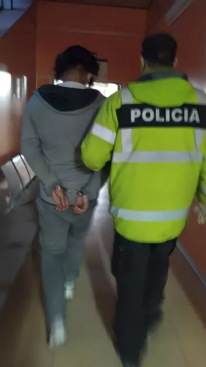 Hombre sorprendido entrando a una casa