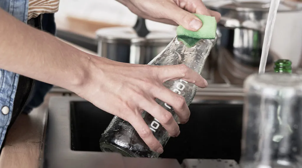 Botella de vidrio limpieza