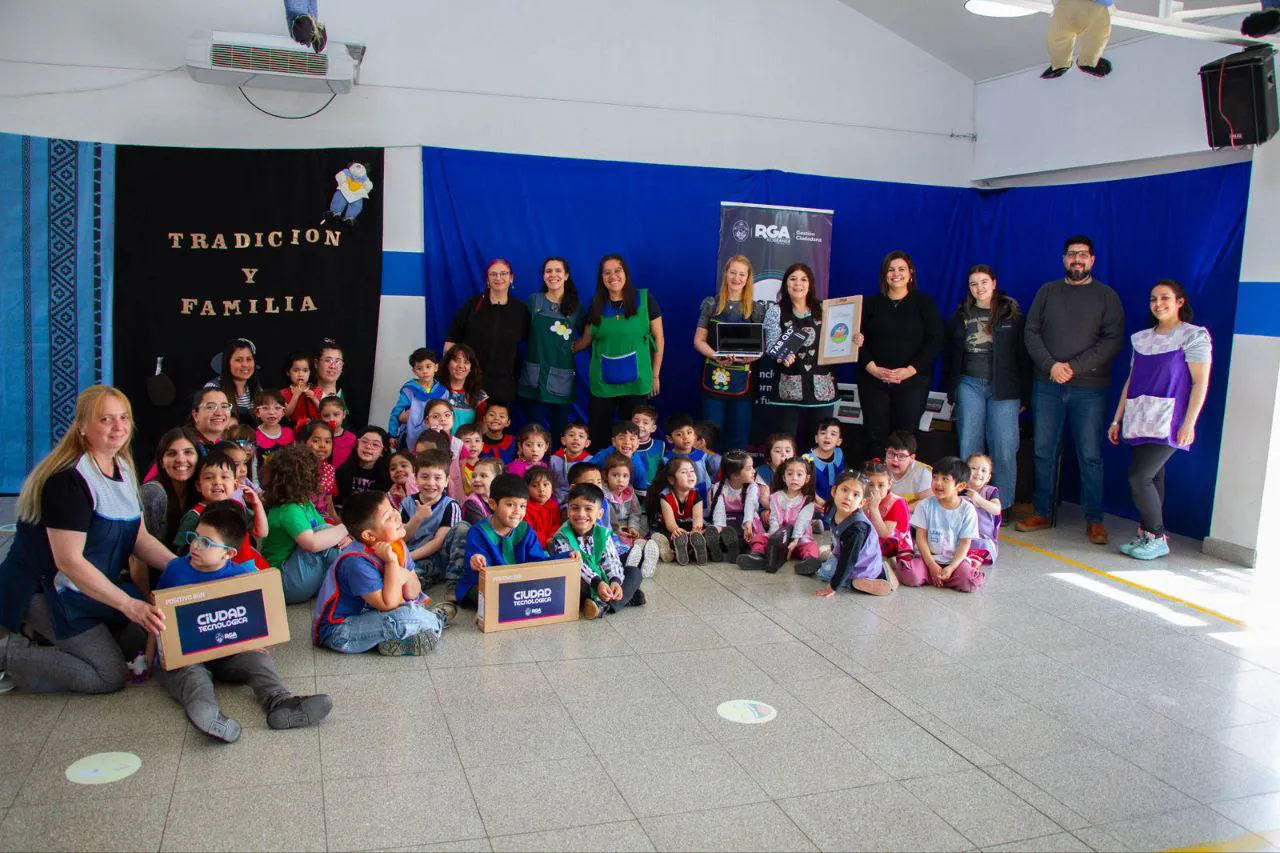 Equipamiento tecnológico Escuela 21
