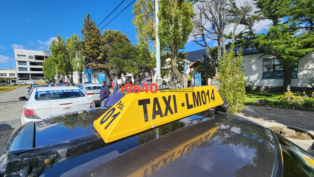 Taxis y remis afuera del Municipio de Río Grande