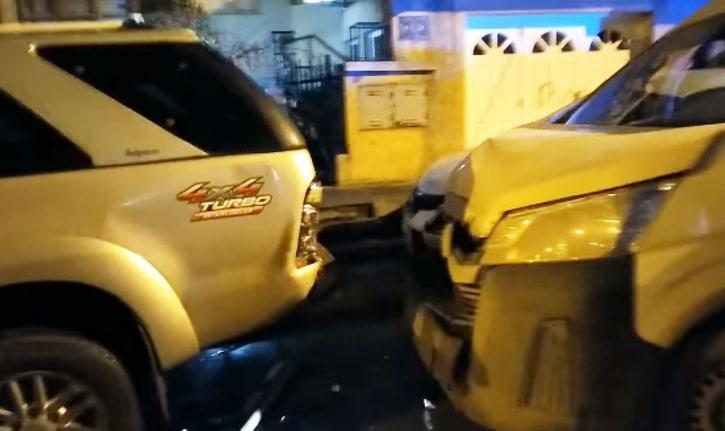 Choque a tres autos estacionados