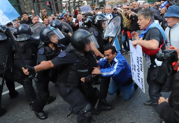 represion-jubilados-marcha-hinchasjpeg