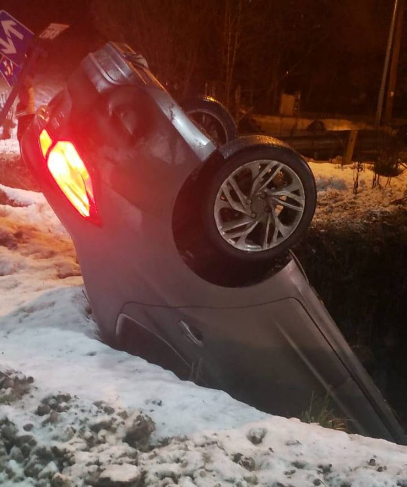 Borracho perdió el control y enterró el auto en una zanja