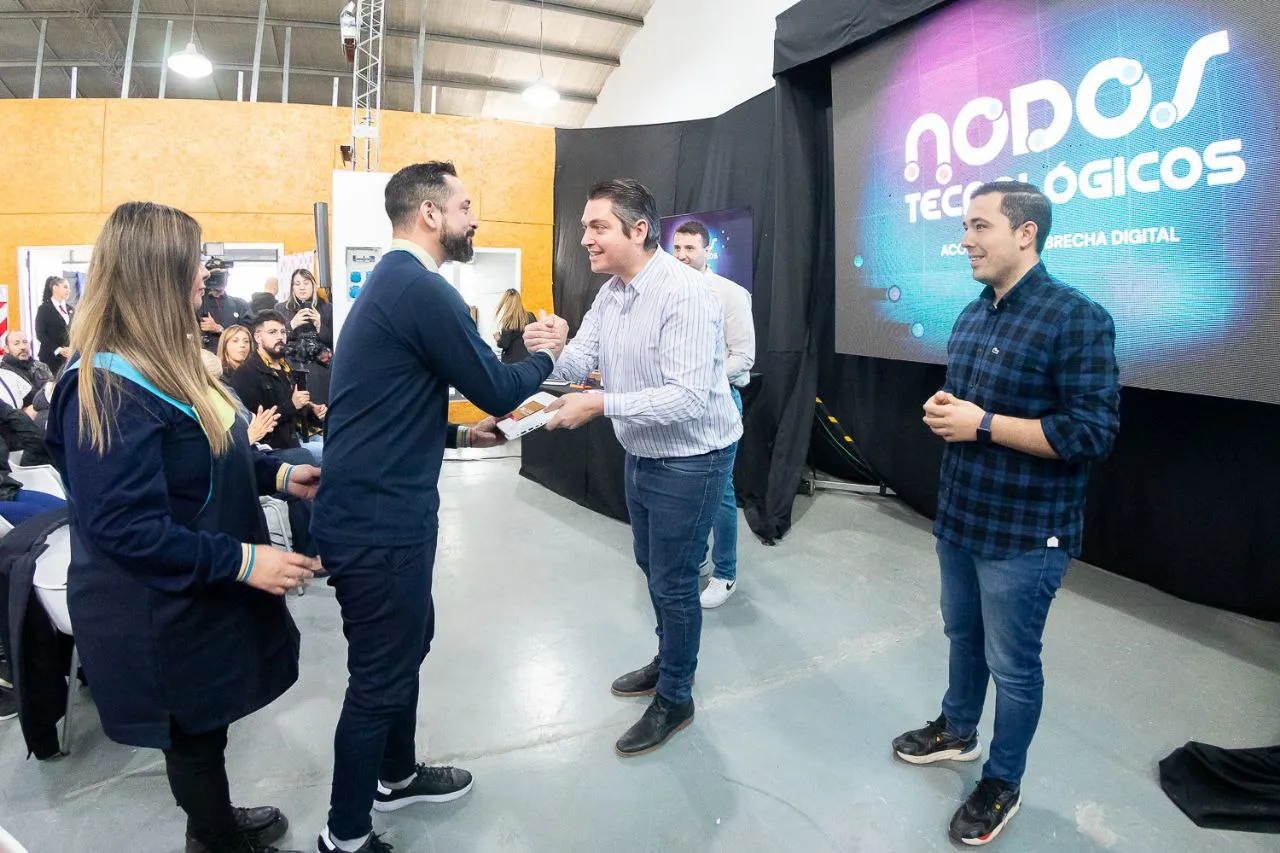 Martín Perez entrega notebooks