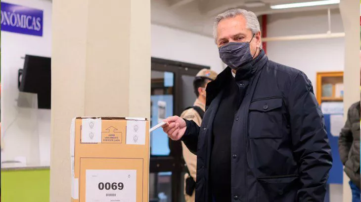 Alberto votando