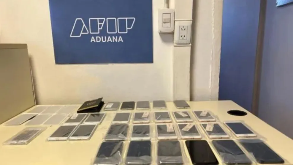 26 teléfonos contrabando