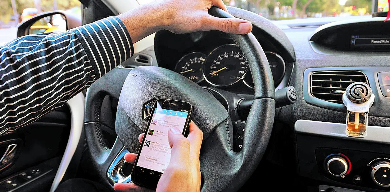 Celular al volante