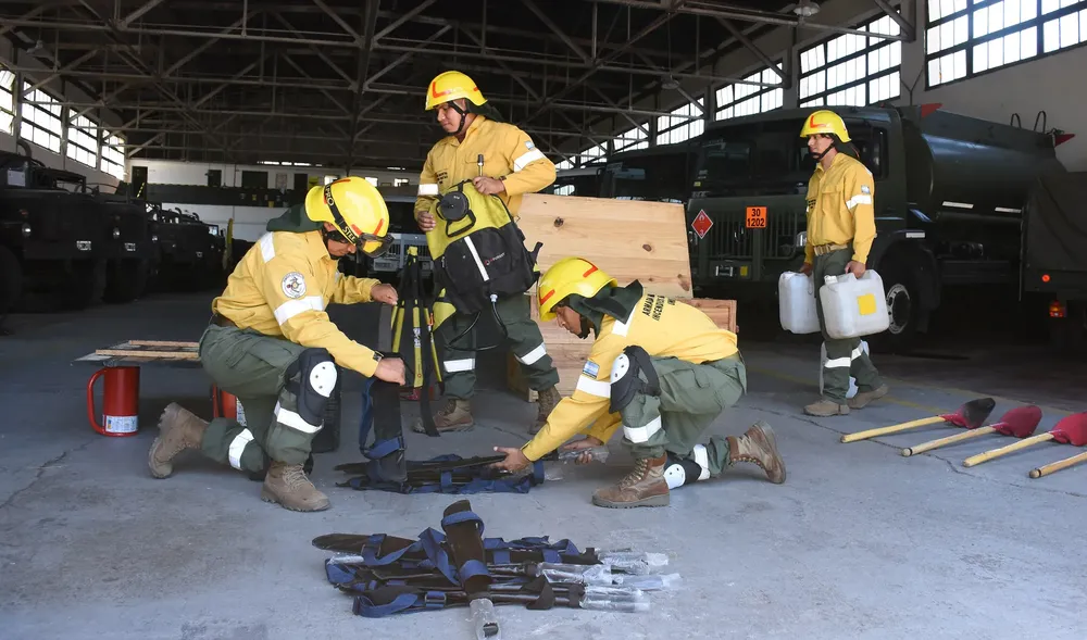 Brigadistas de la Armada Argentina