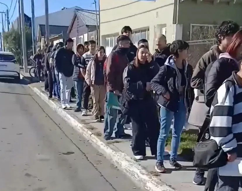 fila para entregar cv