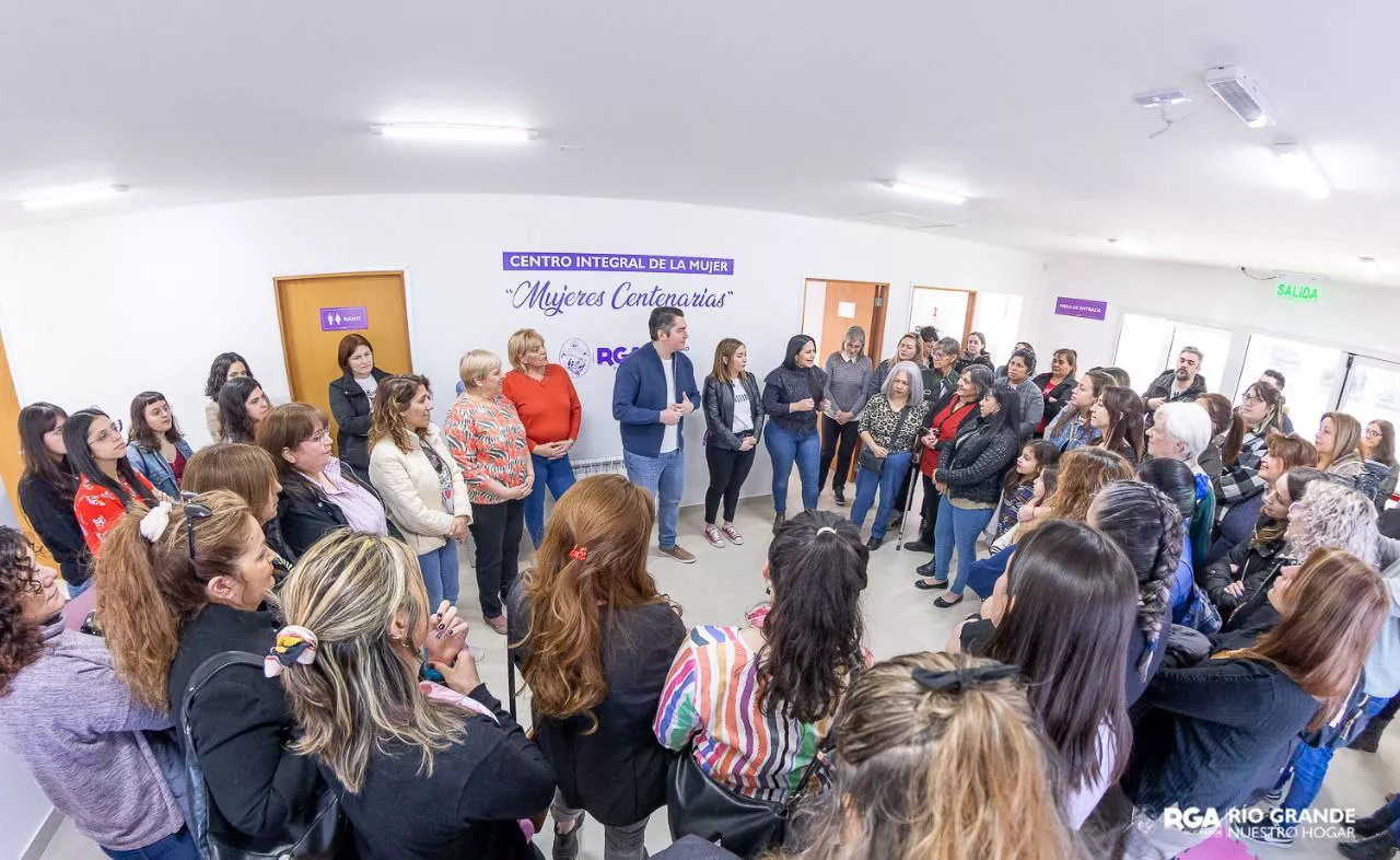 Perez recorrida Centro Integral de la Mujer
