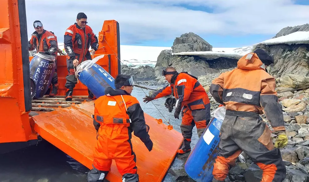 Campaña Antártica 2025/26- Base Antártica Petrel y Esperanza