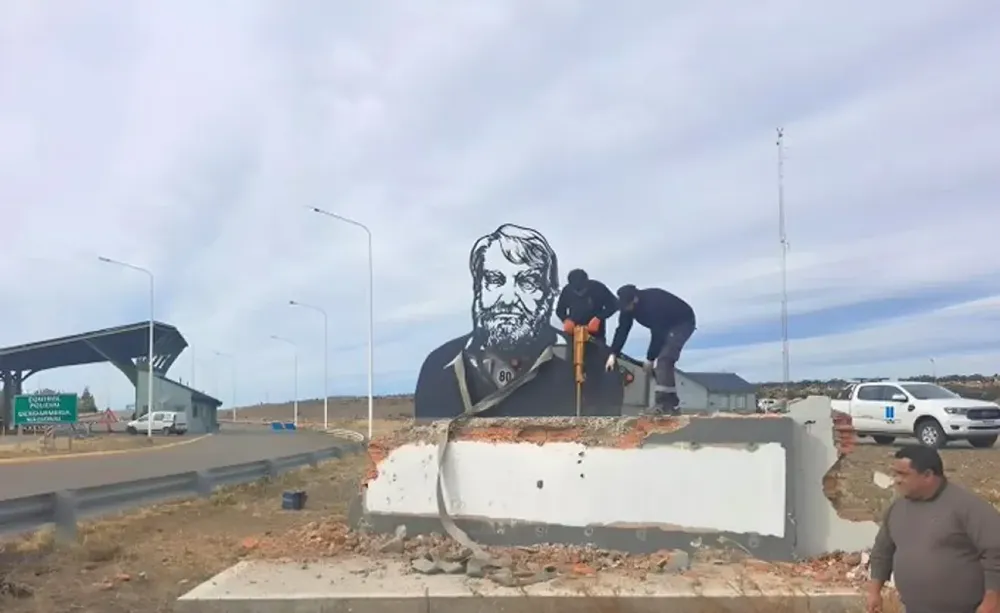 Monumento a Osvaldo Bayer