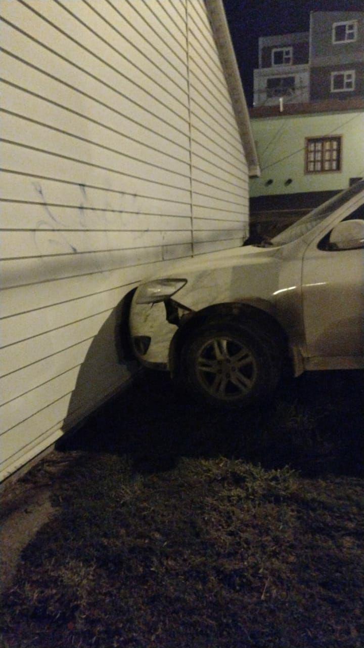 Auto chocó contra una casa