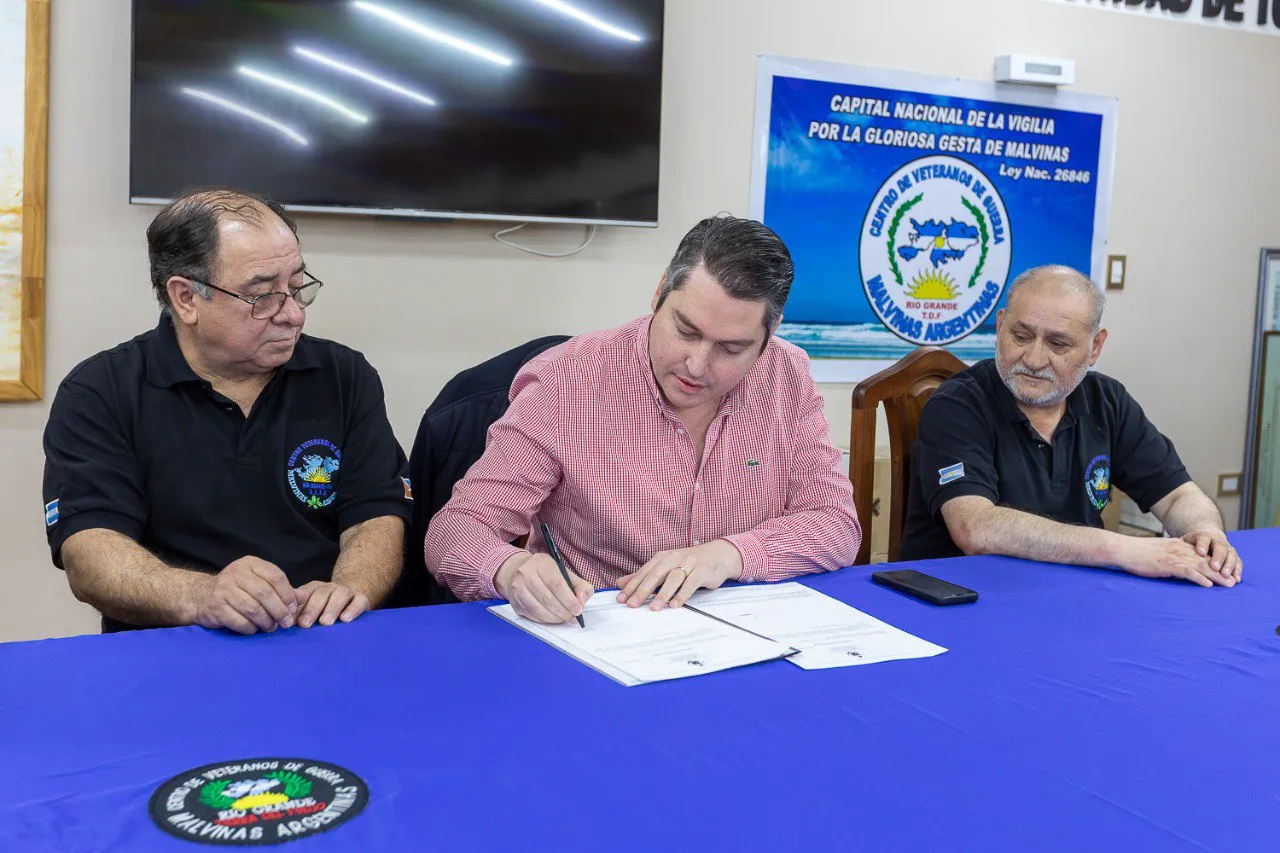 El intendente firmó el decreto para la titulación de tierras del Centro de Veteranos