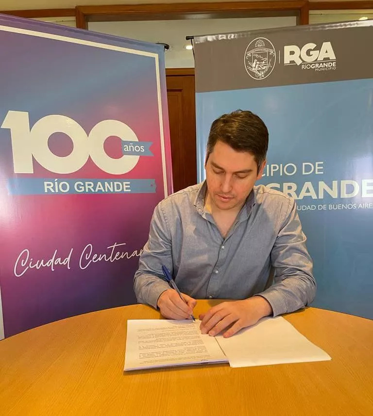 Martín Perez firma obra