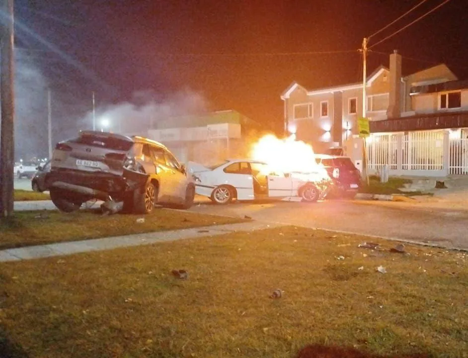 Choque barrio Mutual, auto incendiado- RG