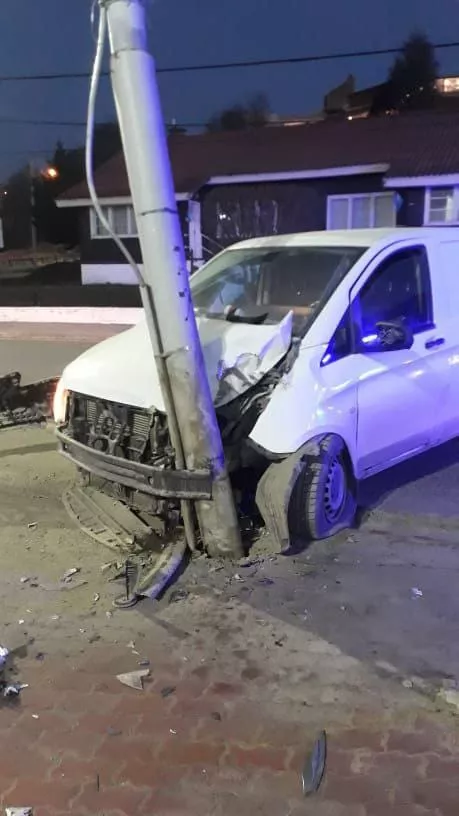 Auto chocó contra poste