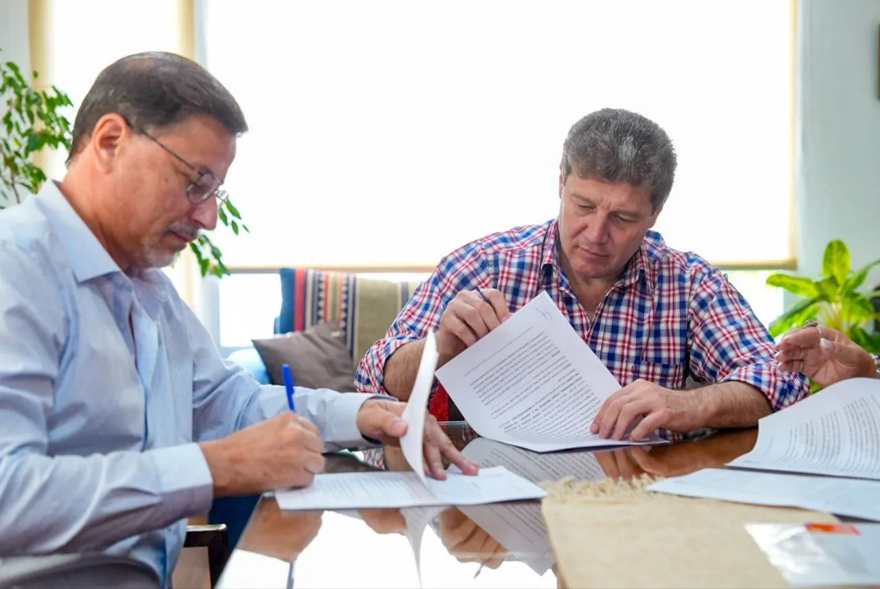 Firma ampliación colegio Guevara