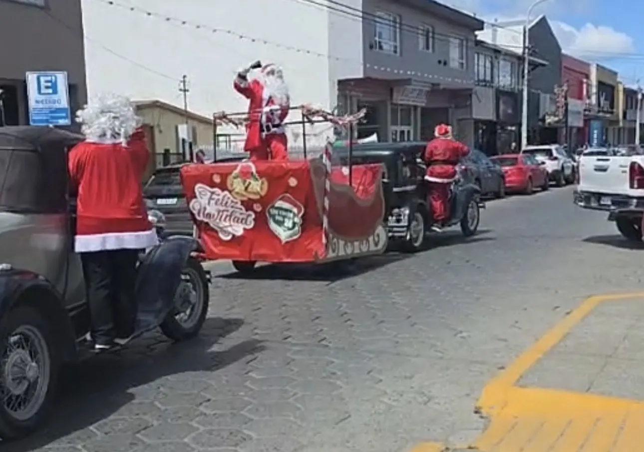 Los Locos del 24 recorren la ciudad con Papá Noel 