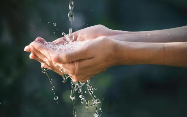 agua-vertiendo-manos