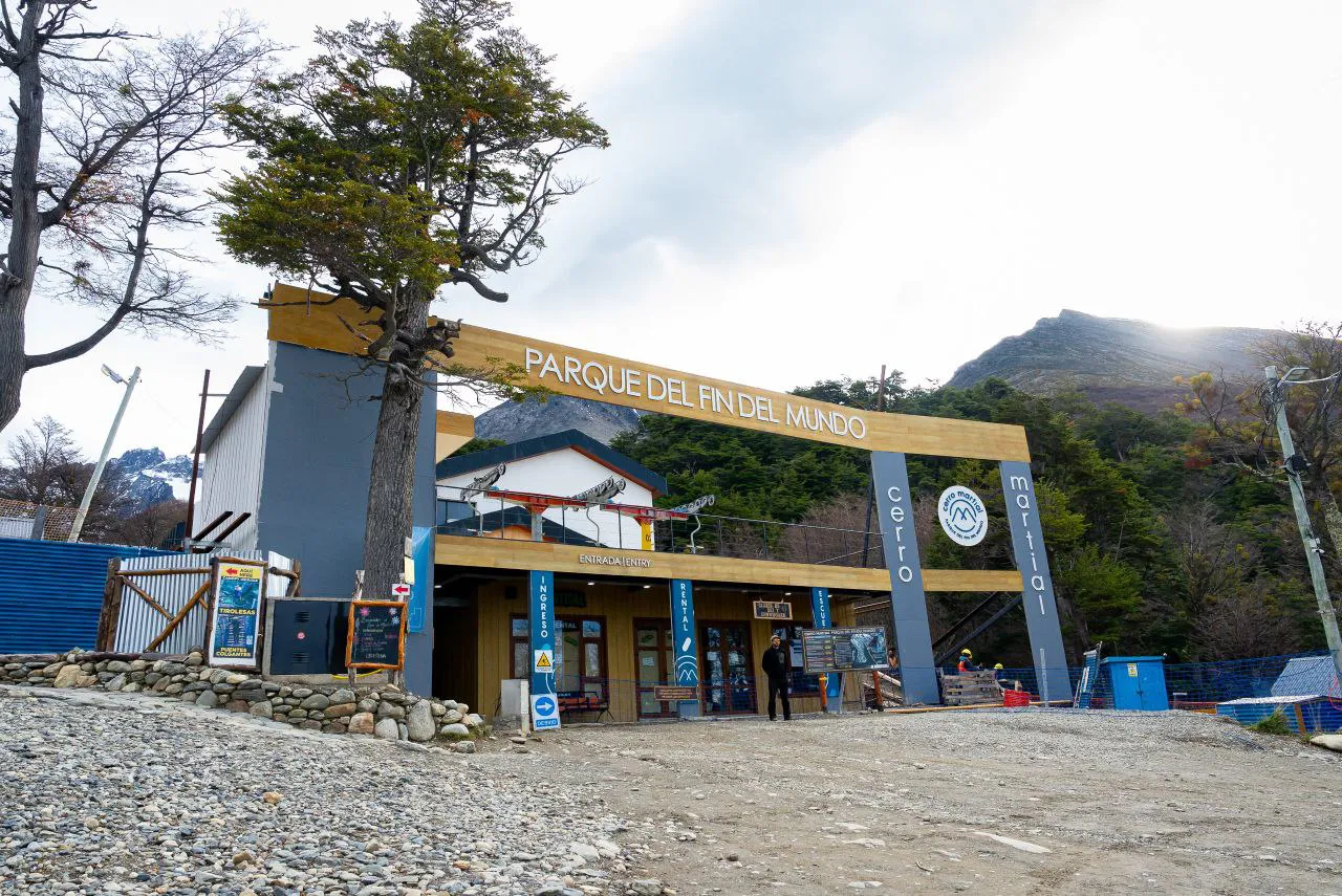  COLOCACIÓN DE LOS PRIMEROS POSTES PARA EL NUEVO MEDIO DE ELEVACIÓN DEL GLACIAR MARTIAL