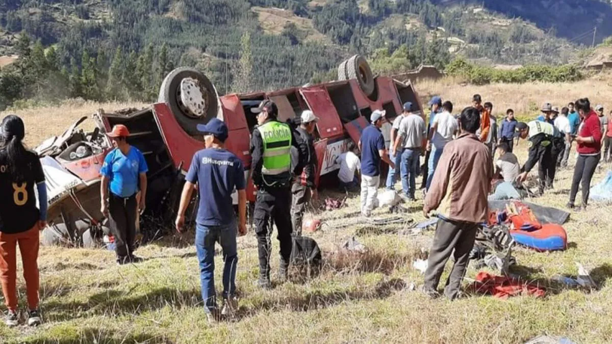 Micro cayó al abismo Perú