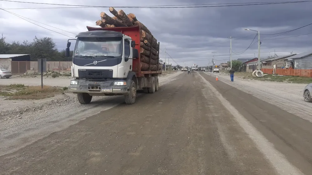 Camión postes de luz Tolhuin