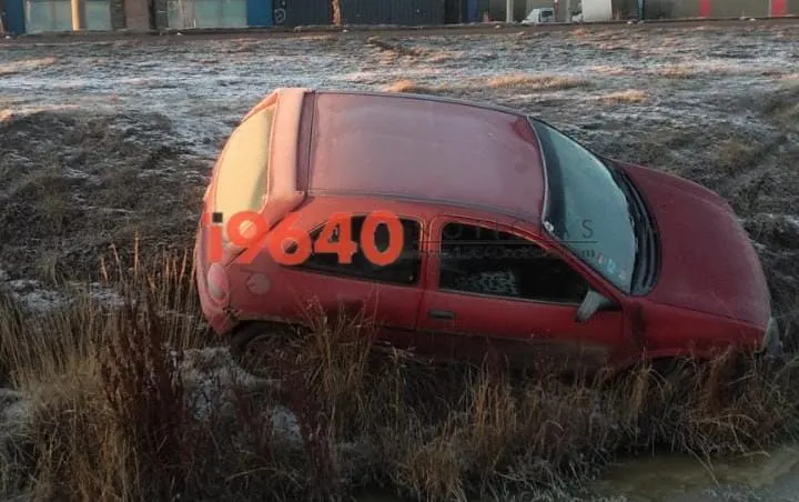 Conductor perdió el control de su vehículo y terminó en una zanja