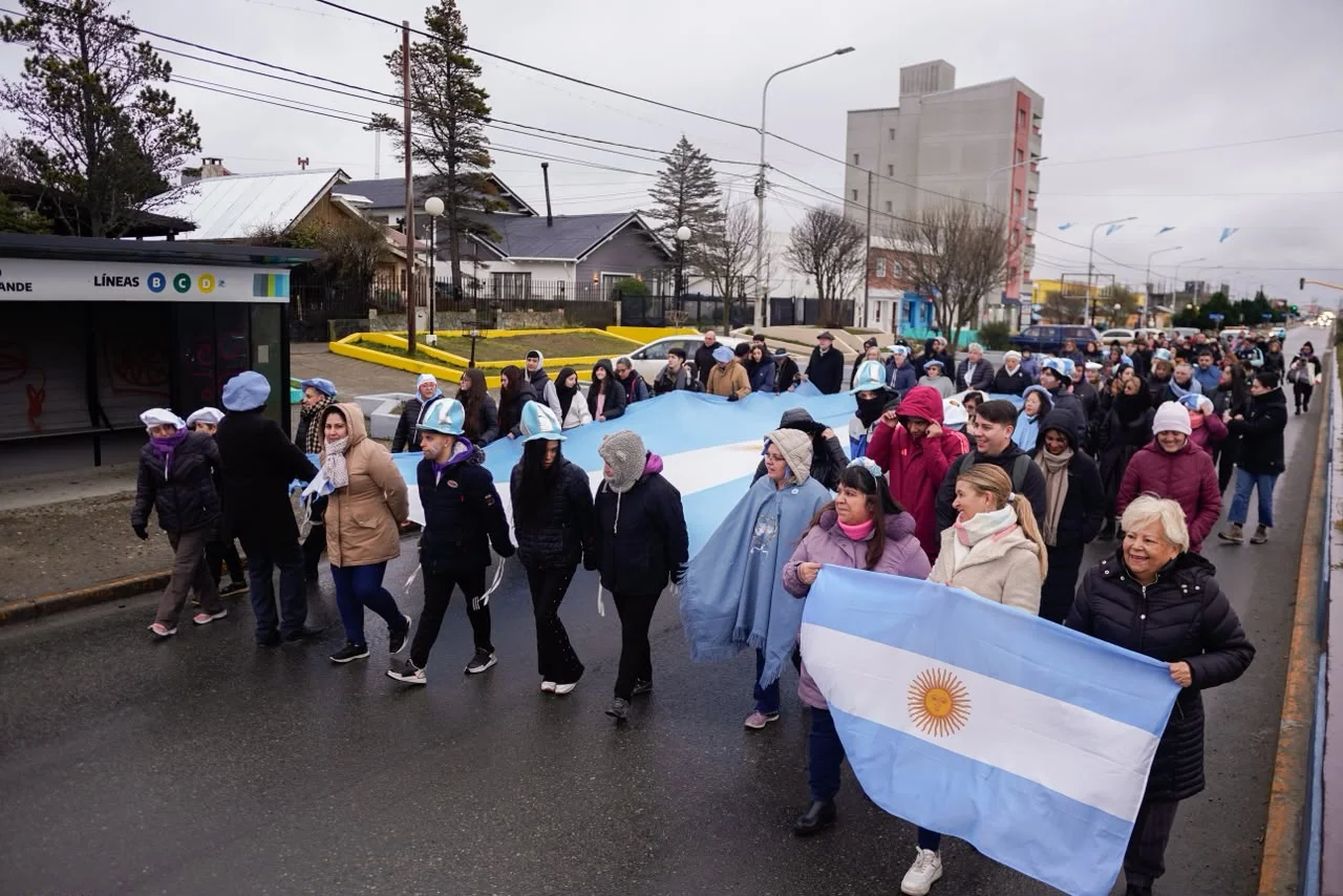 La Bandera nos une río grande
