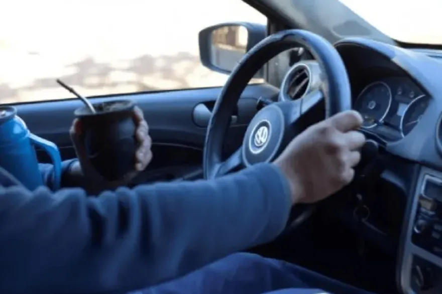 tomar mate mientras conducís