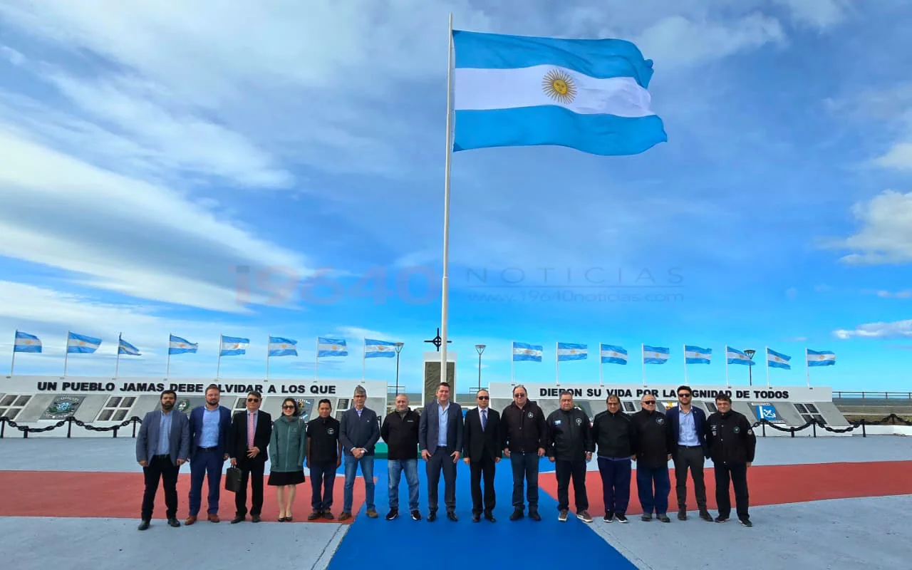Embajador chino en el monumento a Malvinas