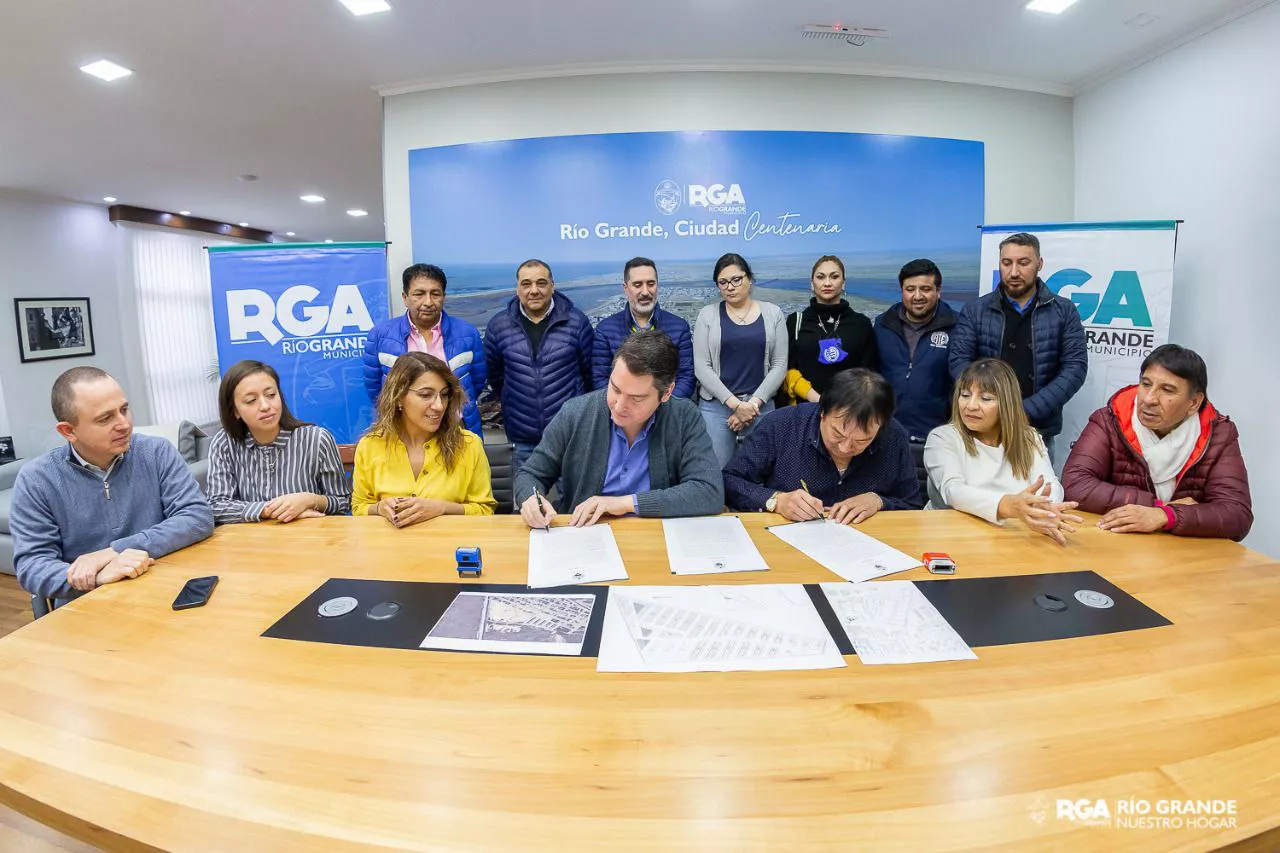 Firma Convenio Martín Perez - Felipe Concha
