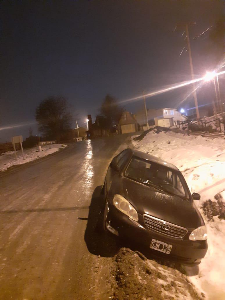 Auto despistado al lado del camino