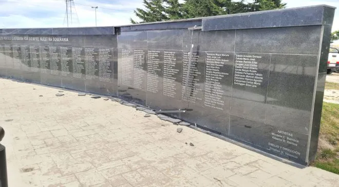 Plaza Malvinas Ushuaia, Monumento