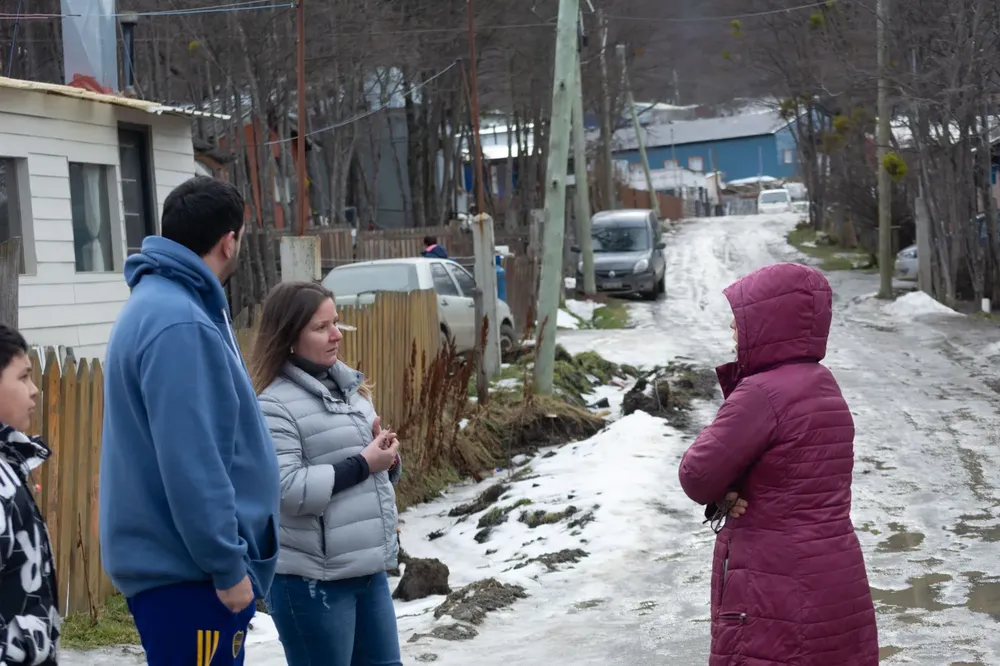 Daiana Freiberger con vecinos de Ushuaia